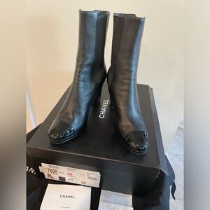 Chanel Lambskin & Patent pull on ankle boots. Ref. G36413 Y54110 94305. Sz. 38.5